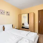 Nomad Haven: 1Bd Flat With Balcony & Desk