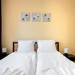 Nomad Haven: 1Bd Flat With Balcony & Desk