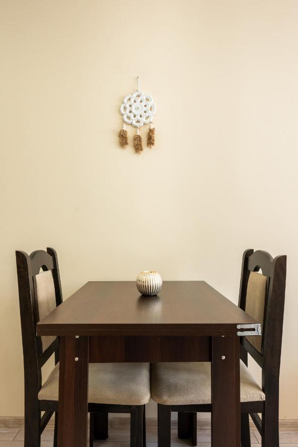 Nomad Haven: 1bd Flat With Balcony & Desk Apartament