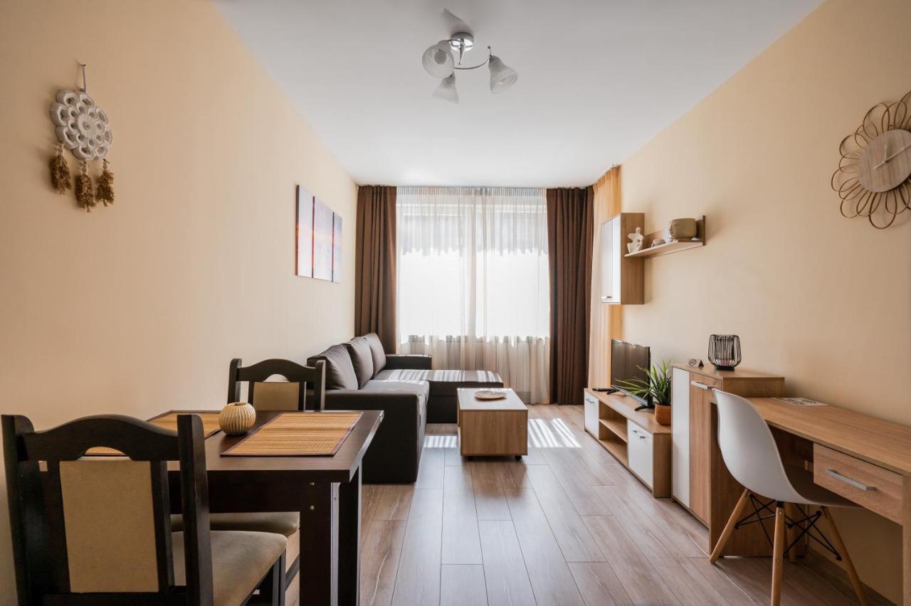 Nomad Haven: 1bd Flat With Balcony & Desk