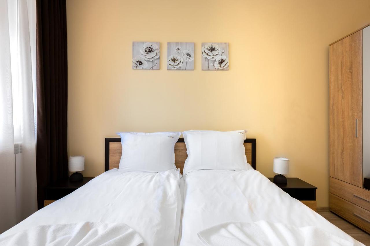 Nomad Haven: 1bd Flat With Balcony & Desk Apartament
